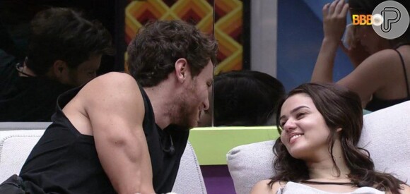 Eslovênia revelou para Lucas no 'BBB 22' que é 'muito intensa' com quem fica, enquanto brother disse que foi seu primeiro beijo do ano