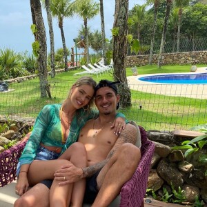 Gabriel Medina teria pedido que Yasmin Brunet saísse da casa, mas ela não acatou e jogou toalhas para cobrir as câmeras de vigilância, segundo colunista do UOL