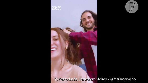 Fiuk aparece nos stories da namorada tentando prender o cabelo dela para que a modelo possa tomar banho