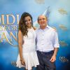 Com os fios cacheados, Anitta posa ao lado de Renato Aragão, na coletiva de imprensa do telefilme 'Didi e o Segredo dos Anjos'