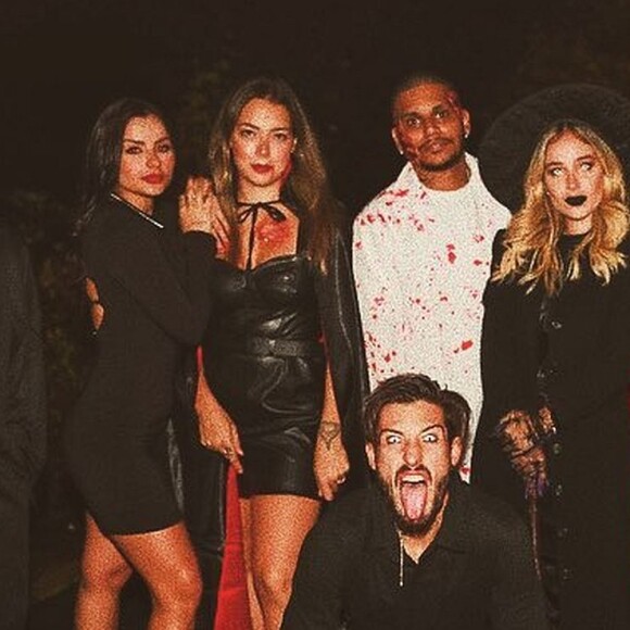 Bruna Biancardi posa ao lado de Neymar em foto de Halloween