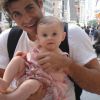 Olha a Luisa bebezinha passeando com o papai! Muito linda