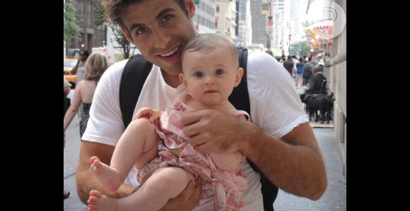 Olha a Luisa bebezinha passeando com o papai! Muito linda