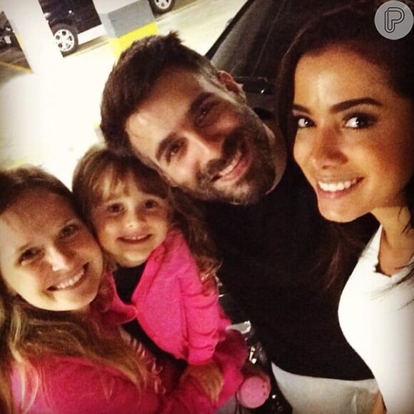 Produtor de Anitta, Raoni Carneiro sempre que possível leva a filha, Luisa, e a mulher, Fernanda Rodrigues, para encontros com a cantora