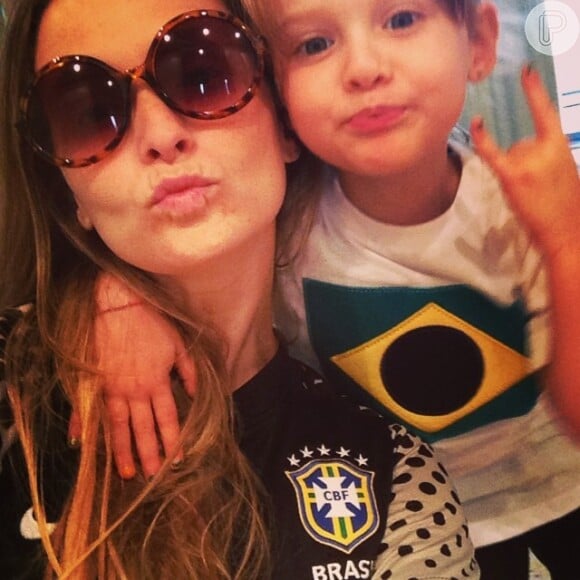 Patriotas! Fernanda Rodrigues e Luisa torceram juntas para o Brasil durante a Copa