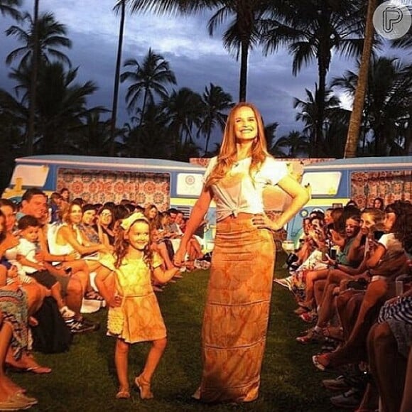Supertalentosa! Luisa deu um show de simpatia ao lado da mãe, Fernanda Rodrigues, durante um desfile na Bahia