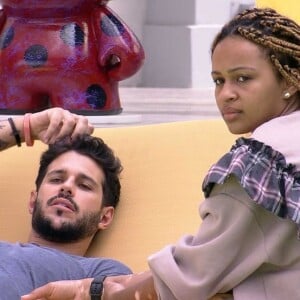 BBB 22: Enquetes apontam que Natália e Rodrigo estão quase empatados para sair do jogo