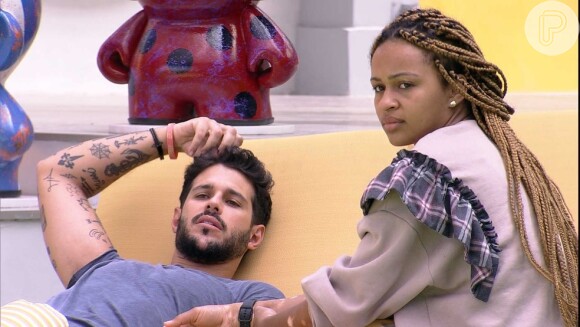 BBB 22: Enquetes apontam que Natália e Rodrigo estão quase empatados para sair do jogo