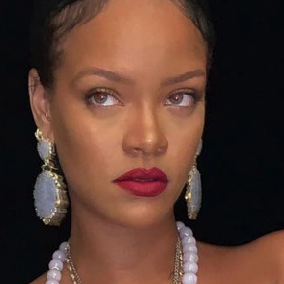 Grávida, Rihanna surpreendeu os fãs ao publicar a primeira foto da barriga de gravidez nas redes sociais