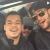 Neymar canta a música 'Até Você Voltar', da dupla sertaneja Henrique e Juliano, com amigos dentro do carro, em 4 de dezembro de 2014