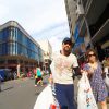 Wanessa e Rodrigo Faro fizeram compras na Rua 25 de Março, em São Paulo, para quadro do programa do apresentador