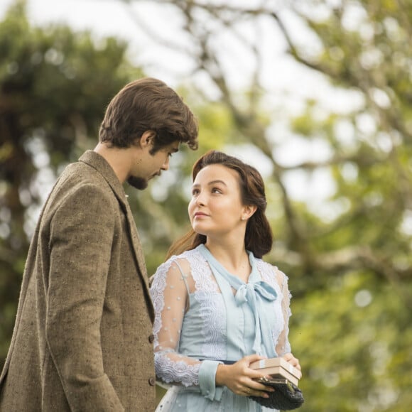 Davi (Rafael Vitti) questiona Elisa (Larissa Manoela) se ela está feliz por ele na novela 'Além da Ilusão'