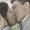 Christian/Renato (Cauã Reymond) e Lara (Andreia Horta) acabam namoro depois que a cozinheira descobre que ele segue casado com Bárbara (Alinne Moraes) na novela 'Um Lugar ao Sol'