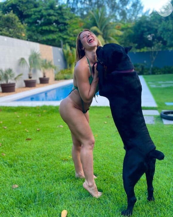 De biquíni, Paolla Oliveira exibe coxas grossas em foto com Marley, um dos cachorros de estimação