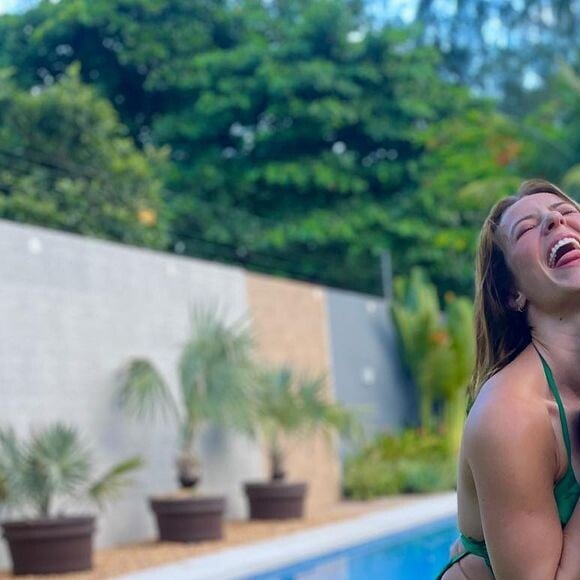 De biquíni, Paolla Oliveira exibe coxas grossas em foto com Marley, um dos cachorros de estimação