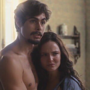 Matias (Antonio Calloni) flagra Davi (Rafael Vitti) e Elisa (Larissa Manoela) na cama na novela 'Além da Ilusão' após sexo