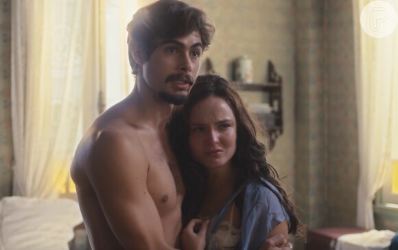 Matias (Antonio Calloni) flagra Davi (Rafael Vitti) e Elisa (Larissa Manoela) na cama na novela 'Além da Ilusão' após sexo