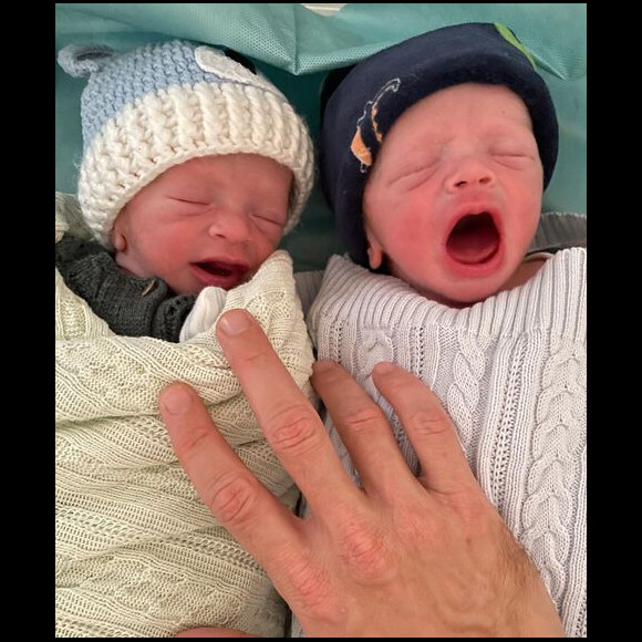 Gêmeos de Fabíula Nascimento e Emílio Dantas nasceram no início de janeiro e já conquistaram os fãs dos pais