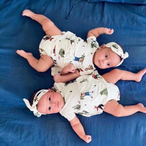 Filhas gêmeas de Nanda Costa e Lan Lanh aparecem com frequência nas redes sociais das mamães e sempre dão um show de fofura