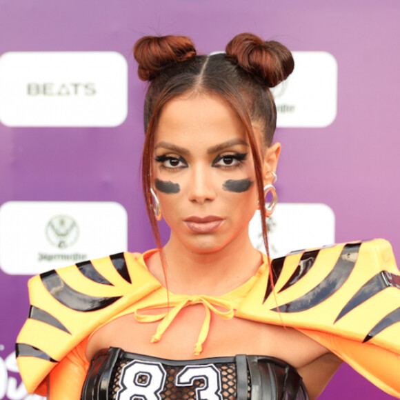 Anitta usa look inspirado em time de futebol americano em ensaio de bloco