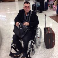 Walcyr Carrasco desembarca de cadeira de rodas em aeroporto e preocupa fãs