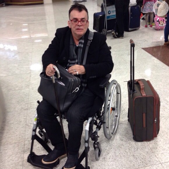 Walcyr Carrasco desembarca no Brasil em cadeira de rodas, neste sábado, 6 de dezembro de 2014