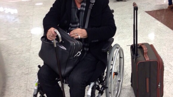 Walcyr Carrasco desembarca de cadeira de rodas em aeroporto e preocupa fãs