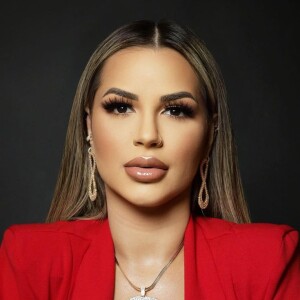 No início do ano, Deolane Bezerra mostrou as mais de 50 multas de trânsito que recebeu