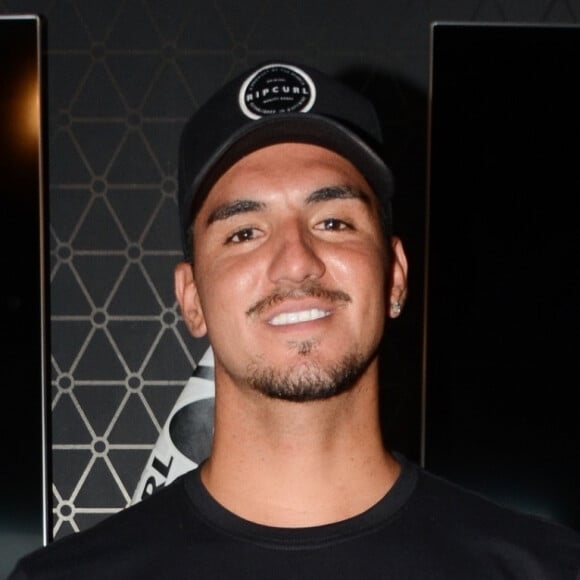 Gabriel Medina foi flagrado aos beijos com Vanessa Lopes