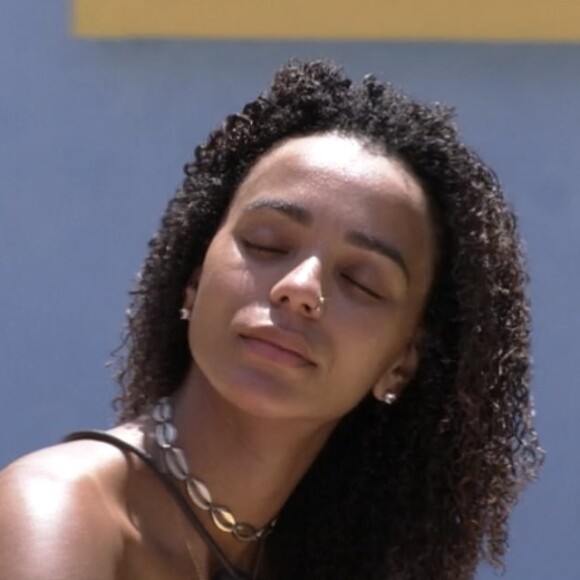 'BBB 22': Brunna Gonçalves soltou os cabelos e deixou look natural ao curtir piscina um dia após cair no Paredão pela indicação do Líder