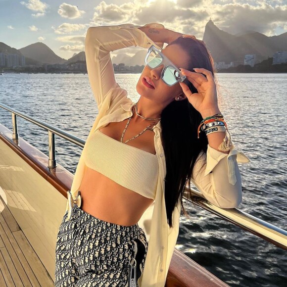 Looks de verão ganham estilo com uma terceira peça: Andressa Suita combinou short e top com camisa aberta
