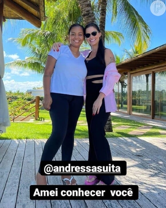 Look preto foi combinado com camisa social rosa suave em look de Andressa Suita