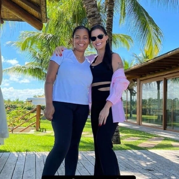 Look preto foi combinado com camisa social rosa suave em look de Andressa Suita