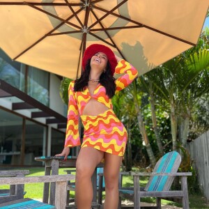 Tendência cut out em vestido + chapéu de palha: look de verão de Andressa Suita reúne trends
