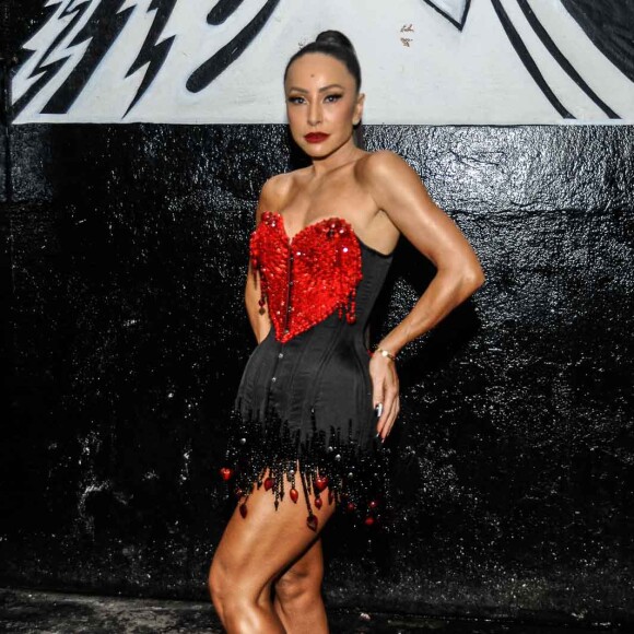 Look de Sabrina Sato foi um vestido preto estilo corselet sem alça