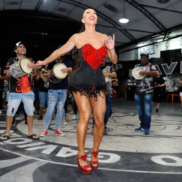 Look de Sabrina Sato foi destaque no ensaio da Gaviões da Fiel: apresentadora aliou corset, franja e pedrarias