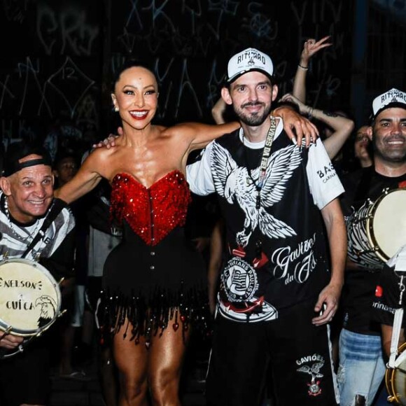 Sabrina Sato posa com integrantes da bateria da Gaviões da Fiel durante ensaio na quadra da escola