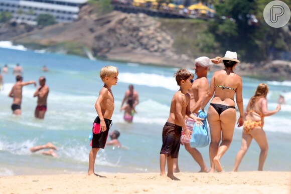 João e Francisco, filhos de Fernanda Lima e Rodrigo Hilbert, passaram a tarde na praia