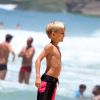 Um dos filhos de Rodrigo Hilbert e Fernanda Lima se diverte em praia do Rio