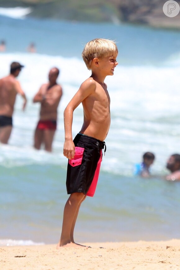Um dos filhos de Rodrigo Hilbert e Fernanda Lima se diverte em praia do Rio