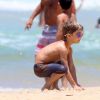 Um dos filhos de Rodrigo Hilbert e Fernanda Lima brinca em praia do Rio