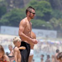Rodrigo Hilbert mostra boa forma e curte ao lado dos filhos tarde na praia do RJ