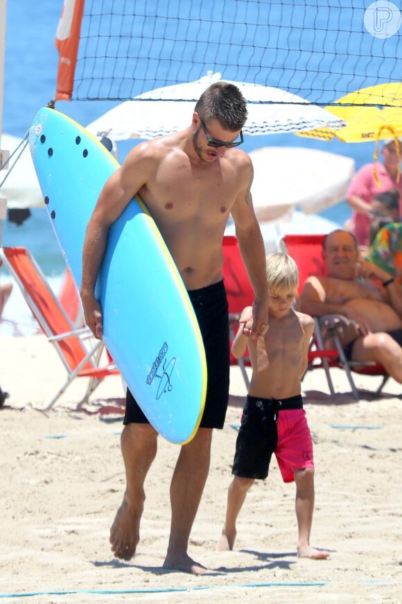 Rodrigo Hilbert deixa praia do Leblon acompanhado de um dos filhos