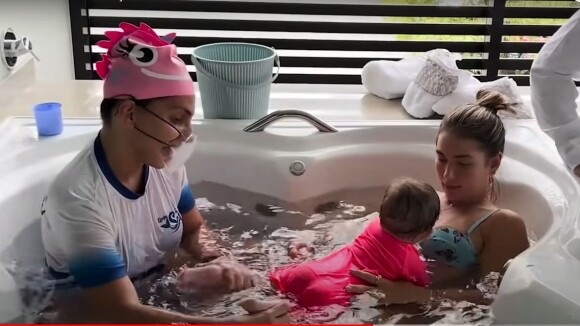 Virgínia Fonseca contrata professora para dar aula de natação para a filha Maria Alice, de oito meses
