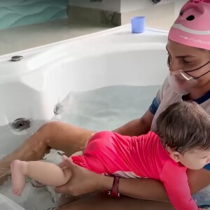 Virgínia Fonseca filmou professora de natação de Maria Alice ensinando a menina a bater os pés na água