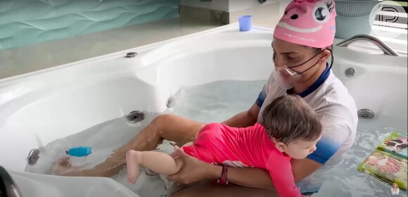 Virgínia Fonseca filmou professora de natação de Maria Alice ensinando a menina a bater os pés na água
