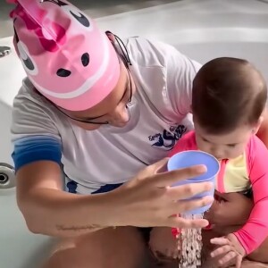 Virgínia Fonseca também aprendeu como incentivar a filha no chuveiro, já que professora de natação de Maria Alice ensinou pequenos reflexos