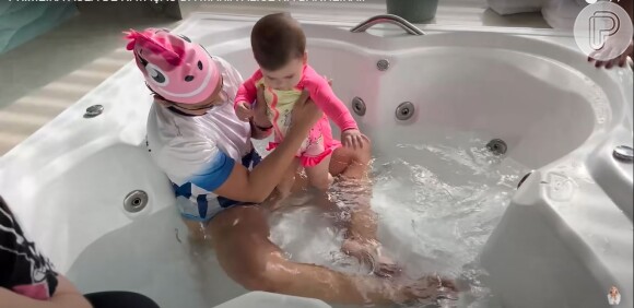 Filha de Virgínia Fonseca teve primeira aula de natação na banheira, o que, de acordo com a professora, é até melhor, já que dessa forma é possível regular temperatura da água