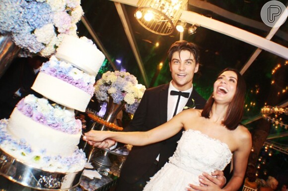 Carol Castro se casou com o modelo Raphael Sanders em fevereiro de 2014