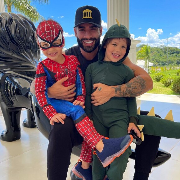 Andressa Suita mostrou os filhos fantasiados para primeiro Carnaval